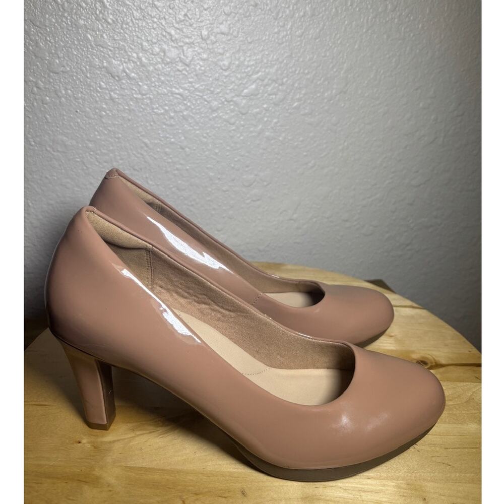 Clarks Faux Leather Beige Nude Pumps Size 9 M NWT